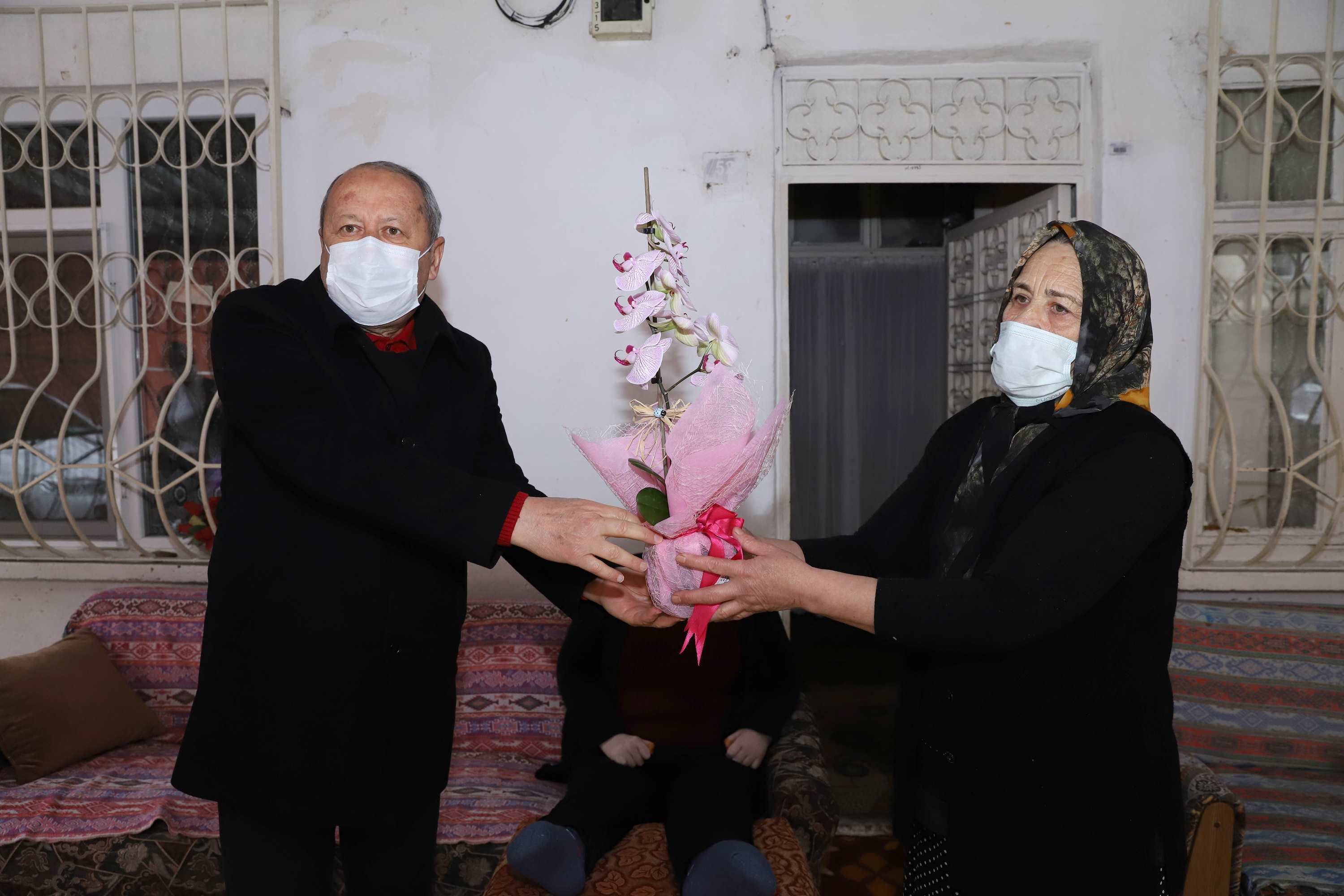 ‘YILIN ANNESİ’ ENGELLİ 2 EVLADINA BAKAN NURŞEN KIRCA